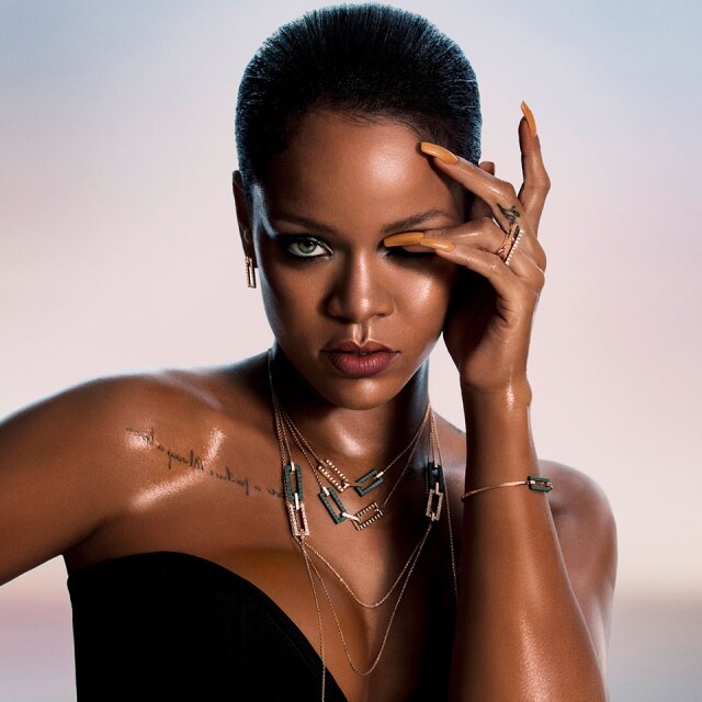Chopard x Rihanna Rihanna 早已是時尚界的代表，穿什麼紅什麼。最近更連珠寶界都涉及，一向是 Chopard Happy Heart 系列粉絲的 Rihanna ，跟品牌合作推出高級珠寶系列，而首輪公佈的設計，以簡約為主，為 Chopard 為添上時尚感，雙方合作系列即將於今個夏天推出。