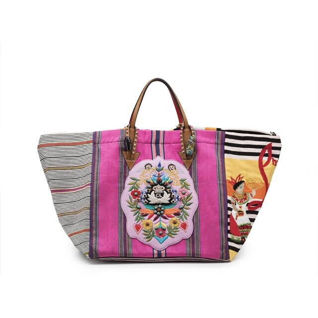 Christian Louboutin x Los Artesanos de Taller Maya 一向都以性感設計見稱的 Christian Louboutin，繼上年推出名為 Africaba 的慈善手袋後，今年繼續推出慈善手袋，名為「Mexicaba」，而今次合作的目標是與設計品牌 Taller Maya 共同打造，以人手編織出搶眼的間條圖案，極具特色。而今次聯乘系列，重點是為了致力保留瑪馬族的原始工藝，並確保他們能經濟獨立的能力。