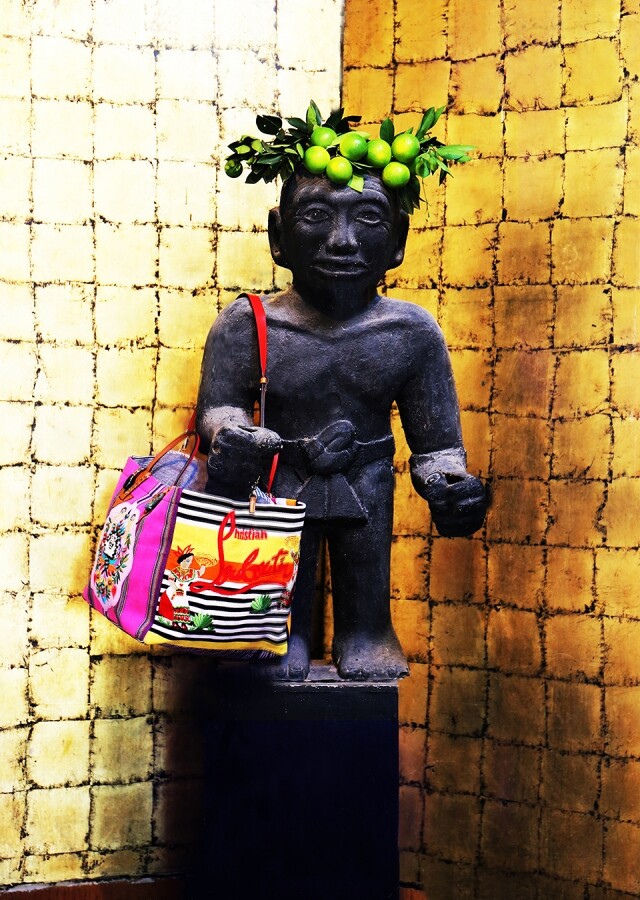 Christian Louboutin x Los Artesanos de Taller Maya 一向都以性感設計見稱的 Christian Louboutin，繼上年推出名為 Africaba 的慈善手袋後，今年繼續推出慈善手袋，名為「Mexicaba」，而今次合作的目標是與設計品牌 Taller Maya 共同打造，以人手編織出搶眼的間條圖案，極具特色。而今次聯乘系列，重點是為了致力保留瑪馬族的原始工藝，並確保他們能經濟獨立的能力。