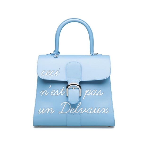 2019 Delvaux 手袋推薦 19 : Delvaux x Magritte 粉藍色綴文字圖案 Brillant 系列手袋