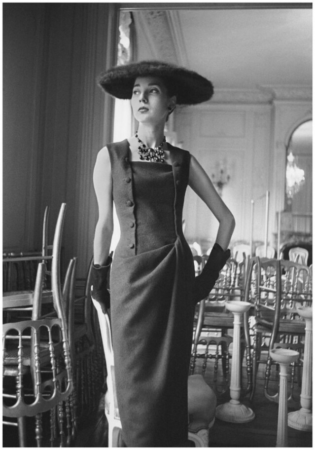 其後於 1954 年推出的 H-line 系列，修身貼身的剪裁如 H 字般，更是著重女性的體態美。