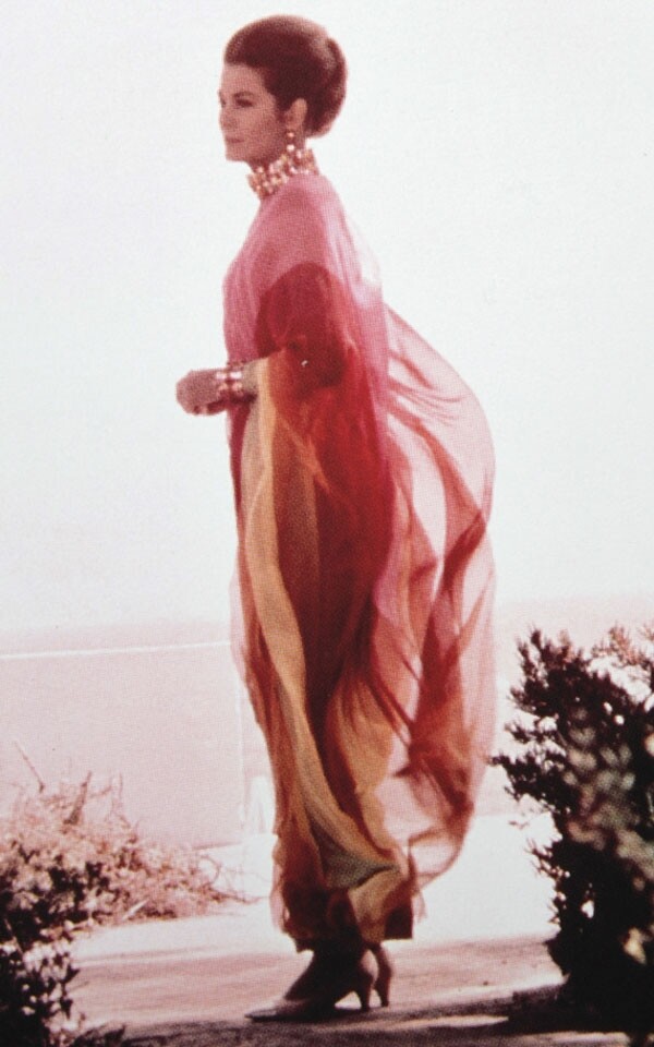 Grace Kelly 穿上了 Marc Bohan 的設計，高貴優雅。