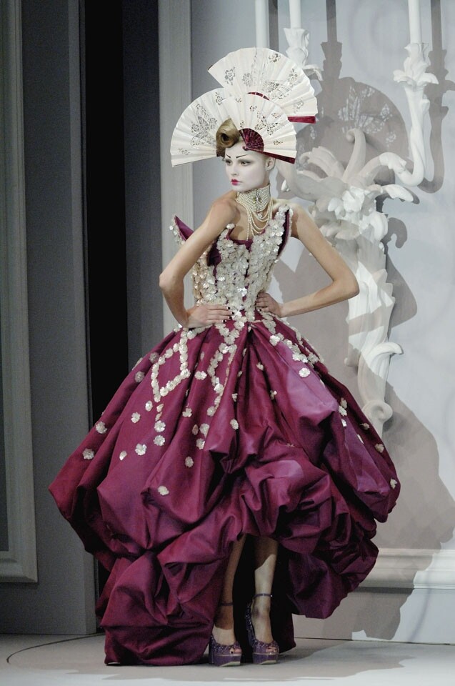 John Galliano 時期的 Dior Haute Couture 可說是令人讚嘆不已，每一場 show 至今仍是可一不可再的，而當時 John Galliano 對東方美或是民族風情有獨鐘。