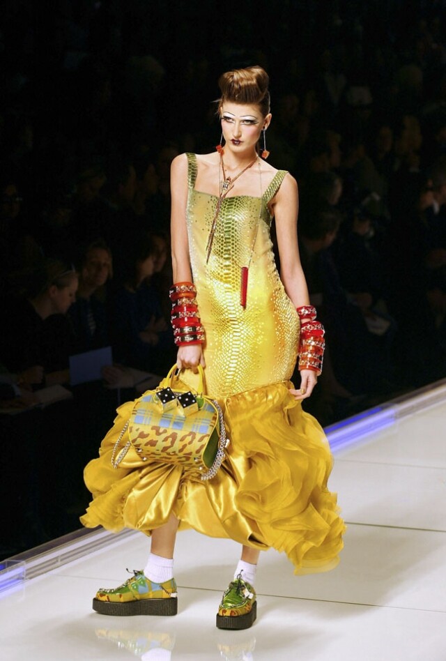 John Galliano 就是愛將街頭的次文化風氣混入 Dior 的優雅設計，為品牌帶來了更年輕的形象。