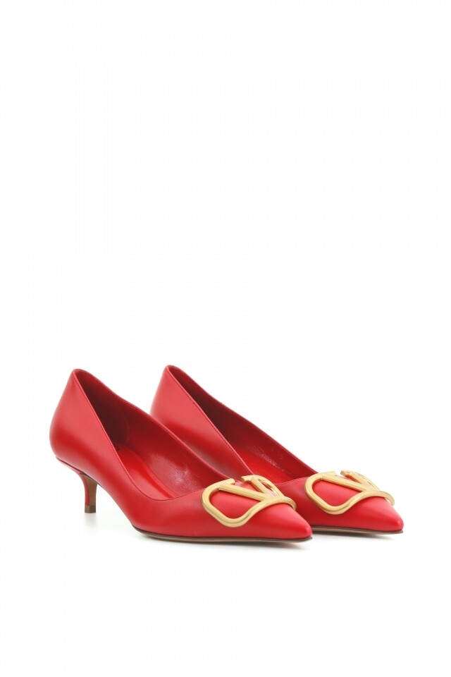 Valentino 紅色皮革金釦幼跟鞋（原價 : $5,400，折後價 : $3,213）