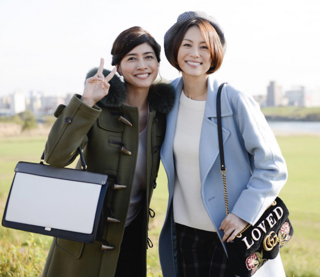 戴上帽子予人感覺更年輕，加上搶眼的 Gucci 手袋，時尚感一下子飆升了。﻿