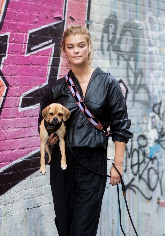 Nina Agdal 在曼哈頓街上與小狗散步,全黑的造型全靠質地取勝 Nina Agdal 在曼哈頓街上與小狗散步,全黑的造型全靠質地取勝