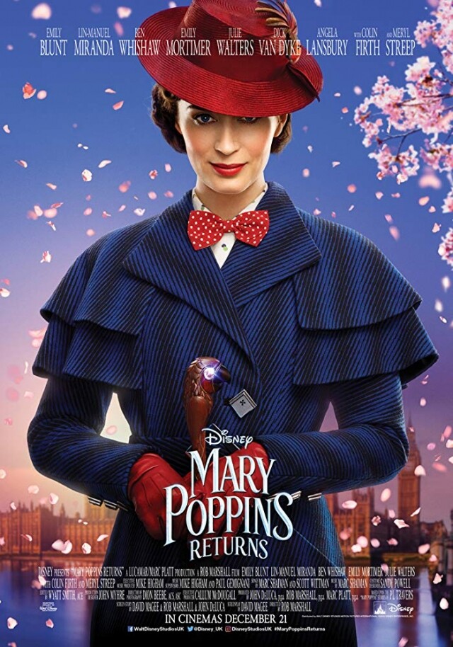 但相比起1960年代的版本，Emily Blunt飾演的Mary Poppins造型比當年時尚得多！除了經典的小圓帽，她一身湛藍色「cape-coat」剪裁大衣，配合紅色手套和煲呔，帥氣得來有帶點神秘感。