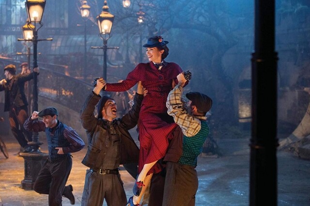 似乎Mary Poppins 鍾情於紅色和藍色的對比色調穿搭，劇中 Emily Blunt 換上紅色裙裝，煲呔、鞋子和圓帽則換上寶藍色