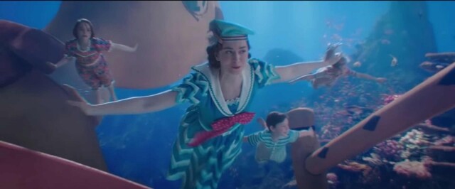 而當劇情講述Mary Poppins帶著三個小孩「暢遊」海底世界時，Emily Blunt也換上藍、綠、白相間的水手服裙裝，胸前的桃紅色蝴蝶結絕對是畫龍點睛的綴飾。