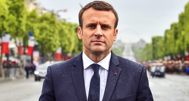 法國新任總統由中間派侯選人，年僅 39 歲的 Emmanuel Macron ( 馬克龍 ) 當選，大家都將焦點都放在他身上的一段師生戀上，還是學生時期的 Emmanuel Macron ( 馬克龍 ) 戀上了跟他相差 24 年的老師，亦是現今他的妻子 Brigitte Macron，這段相差 24 年的愛情，成為了不少人茶餘飯後的問題，但亦無影響 Emmanuel Macron 的政治生涯，大幅領先極右派的 Marine Le Pen，作為時裝界軸心的法國當然有話兒，不少時裝界大人物都公開表示對 Emmanuel Macron ( 馬克龍 ) 當選的感受。