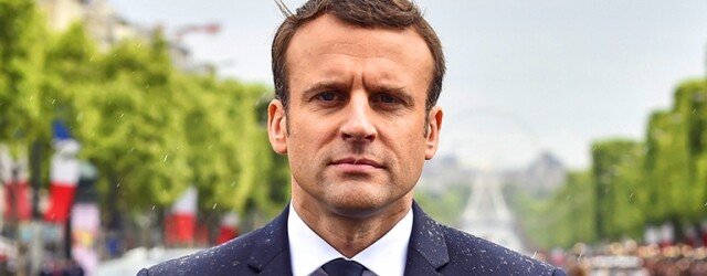 法國新任總統由中間派侯選人，年僅 39 歲的 Emmanuel Macron ( 馬克龍 ) 當選，大家都將焦點都放在他身上的一段師生戀上，還是學生時期的 Emmanuel Macron ( 馬克龍 ) 戀上了跟他相差 24 年的老師，亦是現今他的妻子 Brigitte Macron，這段相差 24 年的愛情，成為了不少人茶餘飯後的問題，但亦無影響 Emmanuel Macron 的政治生涯，大幅領先極右派的 Marine Le Pen，作為時裝界軸心的法國當然有話兒，不少時裝界大人物都公開表示對 Emmanuel Macron ( 馬克龍 ) 當選的感受。