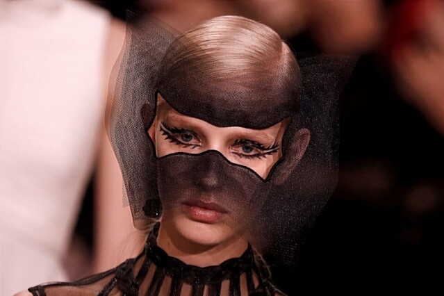 Stephen Jones 為 Dior 高訂系列設計的神秘面紗。