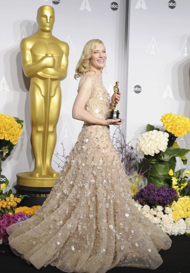 Cate Blanchett 穿著價值 10 萬美元的裸色 Armani Privé 水晶釘珠裙 Cate Blanchett 穿著價值 10 萬美元的裸色 Armani Privé 水晶釘珠裙