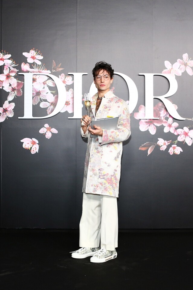 最近 Ezra Miller 出席 Dior 時裝騷時的穿搭蓋過所有人的光芒