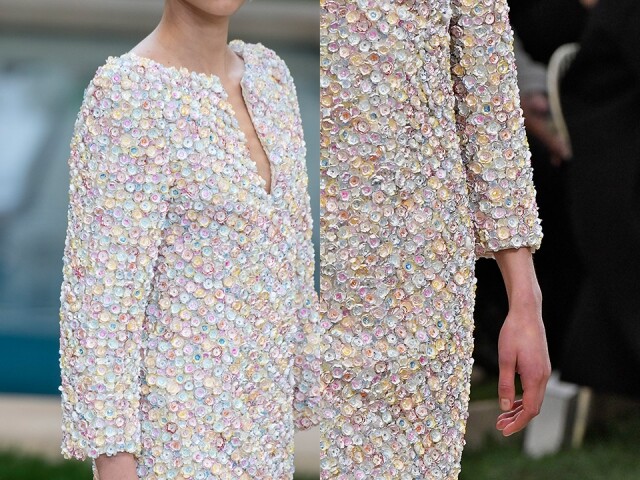 Chanel 2019 便是 Lemaire 羽飾坊以人手製作每朵立體花刺繡，用上了 1,500 小時去製作