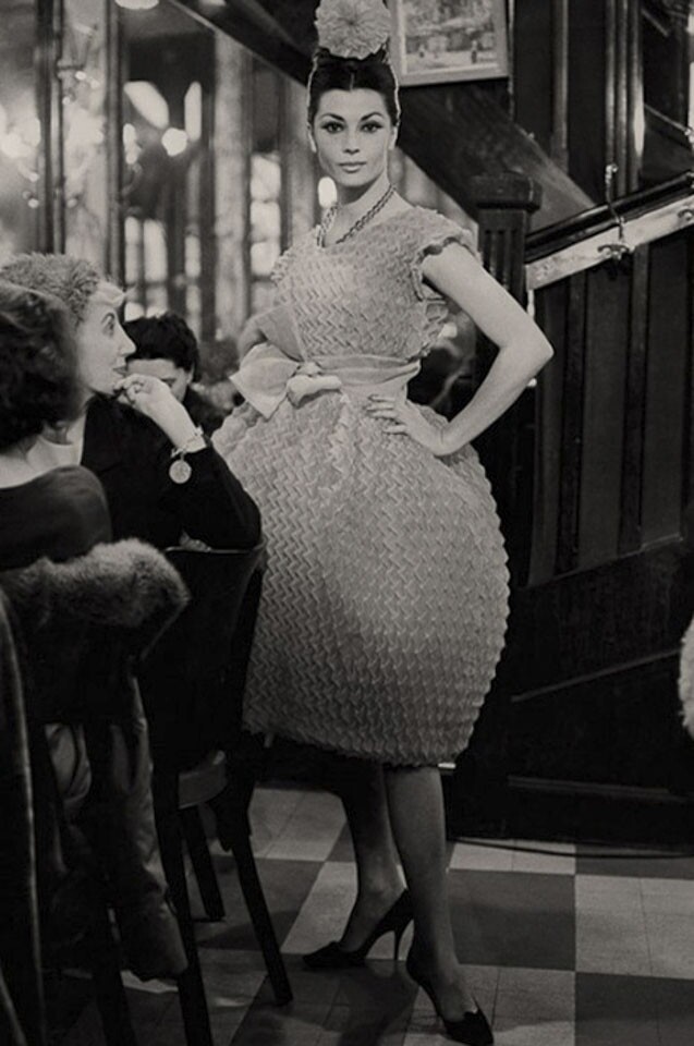 首個成衣系列 在商業夥伴 Jacques Lenoir 的協助下，Chloe 首個成衣系列發佈會在巴黎 Cafe de Flore 內發佈。