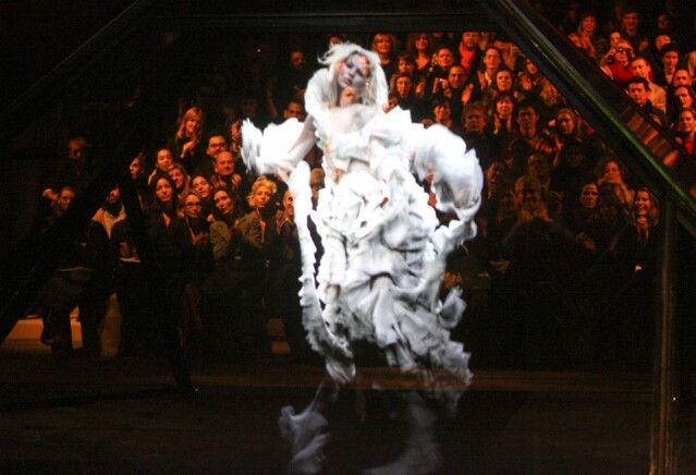 2006 秋冬系列，以投影方法將 Kate Moss 投射於 catwalk show 內，成為了品牌的歷史經典之一。