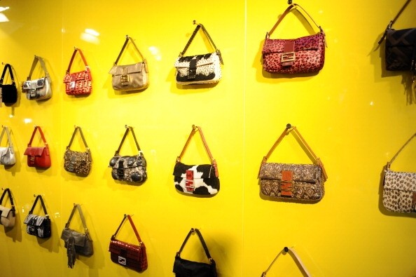 在 Karl Lagerfeld 的無限創意下,每季都會為 Baugette Bag 增添新元素 在 Karl Lagerfeld 的無限創意下,每季都會為 Baugette Bag 增添新元素