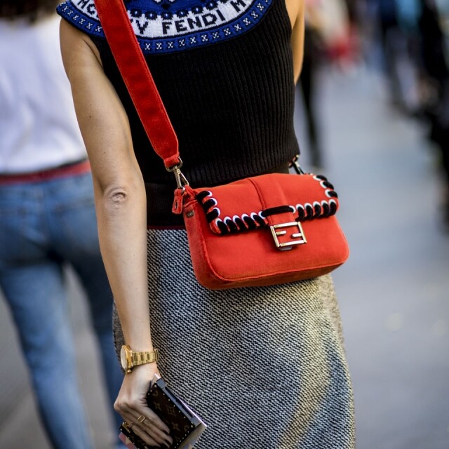 Fendi Baguette Bag 系列近年由上肩袋，慢慢演變成了可側揹的 crossbody 手袋