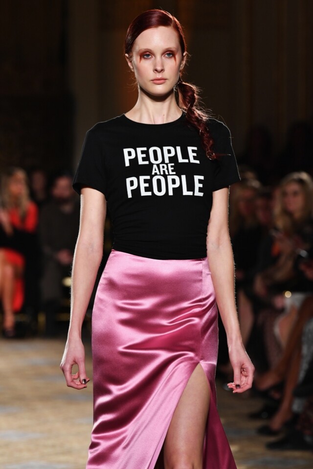 Christian Siriano 即使是平日以優雅設計為主的 Christian Siriano 亦忍不住發聲,於 Finale 亦有穿插 slogan tee 回應 Donald Trump 的新政策。 Christian Siriano 即使是平日以優雅設計為主的 Christian Siriano 亦忍不住發聲,於 Finale 亦有穿插 slogan tee 回應 Donald Trump 的新政策。
