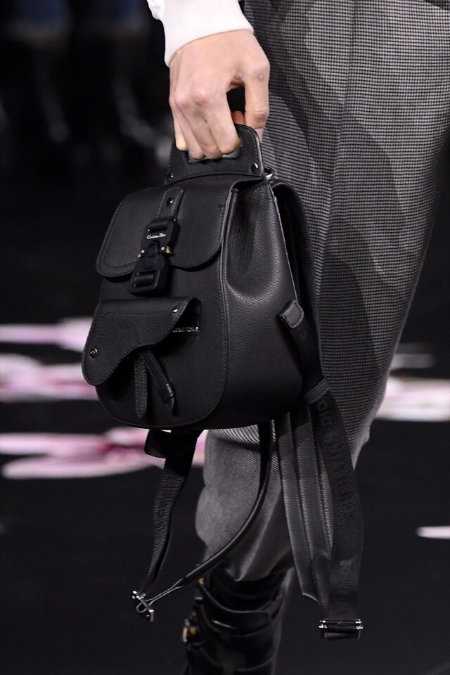男裝名牌背囊推薦 5 : Dior Men Saddle Backpack 系列背囊 男裝名牌背囊推薦 5 : Dior Men Saddle Backpack 系列背囊