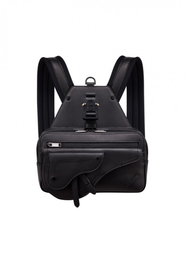 Dior Men Saddle Backpack 系列男裝背囊,用上真皮製作,用作配襯西裝是不錯的選擇。 Dior Men Saddle Backpack 系列男裝背囊,用上真皮製作,用作配襯西裝是不錯的選擇。