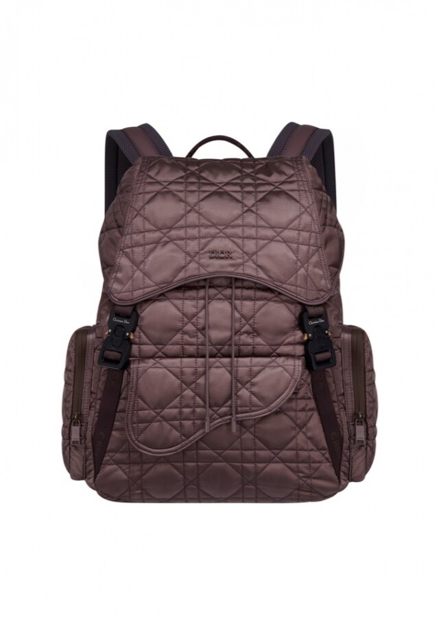Dior Men Saddle Backpack 系列背囊中，亦有推出較輕巧的設計，圖案車線更是用上了 Lady Dior 手袋的圖案