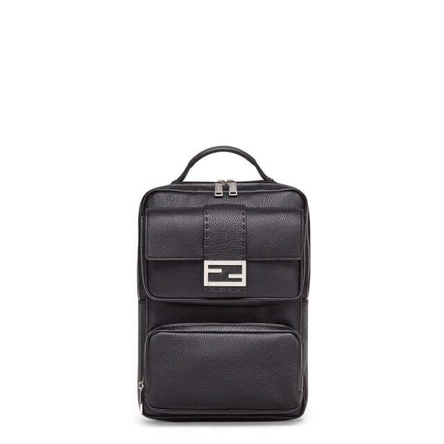 Fendi 男裝 Baguette Pack 系列背囊備有兩款尺寸,可因應男朋友身高而入手。 Fendi 男裝 Baguette Pack 系列背囊備有兩款尺寸,可因應男朋友身高而入手。
