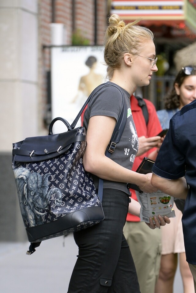 不少女星都愛用 Louis Vuitton 的 Steamer 系列背囊，Sophie Turner 早前便以系列背囊配襯 casual wear