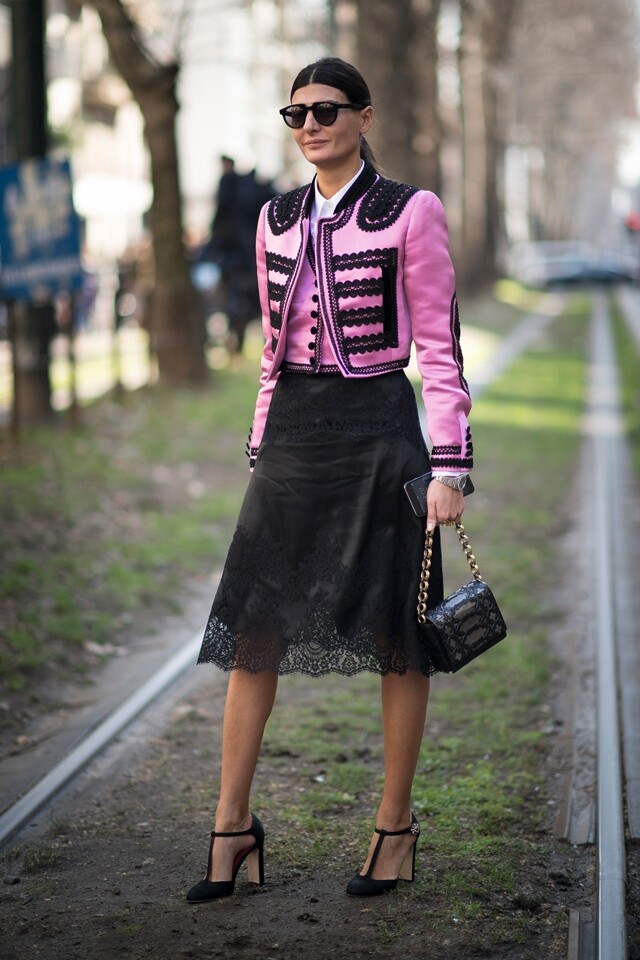 貴為 Dolce & Gabbana 御用模特兒和 muse,轉型後依舊身穿品牌服飾。 貴為 Dolce & Gabbana 御用模特兒和 muse,轉型後依舊身穿品牌服飾。