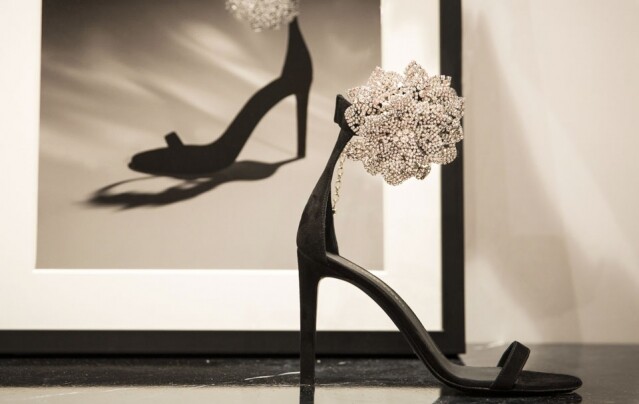 Fleur 便在全黑高跟鞋的基礎上加上閃耀的水晶花朵