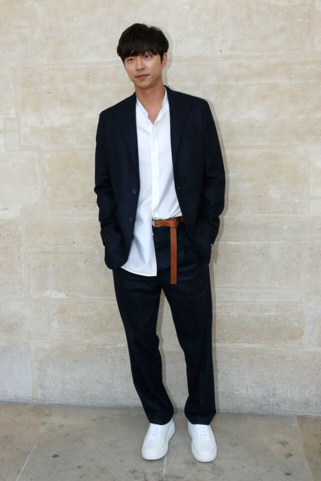 去年孔劉出席LV於巴黎的男裝騷，以黑色西裝套裝內襯白色恤衫，配上啡色皮帶，只將一半的內襯恤衫tuck in，一半露出，帶點不羈的時尚風格。