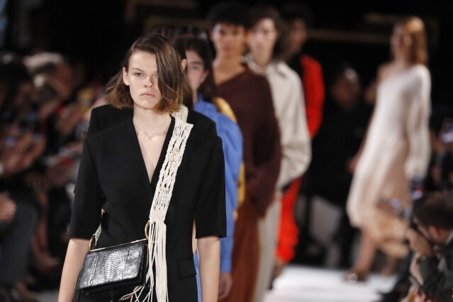 時裝界環保先鋒一定是 Stella McCartney, 不單止不用皮草,就連皮革等製品也一一拒絕。品牌一直專注於 Sustainability 和動物權益,希望推動環保的時尚風氣。 時裝界環保先鋒一定是 Stella McCartney, 不單止不用皮草,就連皮革等製品也一一拒絕。品牌一直專注於 Sustainability 和動物權益,希望推動環保的時尚風氣。