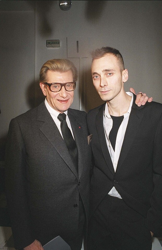 直至到2012年,他再次出任 Yves Saint Laurent 的創意總監一職,但新官一上任,他又極大膽的將品牌 Yves Saint Laurent 改成為 Saint Laurent Paris。 直至到2012年,他再次出任 Yves Saint Laurent 的創意總監一職,但新官一上任,他又極大膽的將品牌 Yves Saint Laurent 改成為 Saint Laurent Paris。
