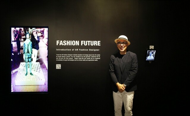 設計大師藤原大在當時親身示範如何使用 AR fashion Designer。
