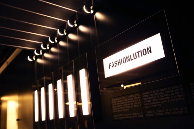 Fashionlution 時裝 100 年展覽將開放至 12 月 15 日（逢星期二、四開放）。