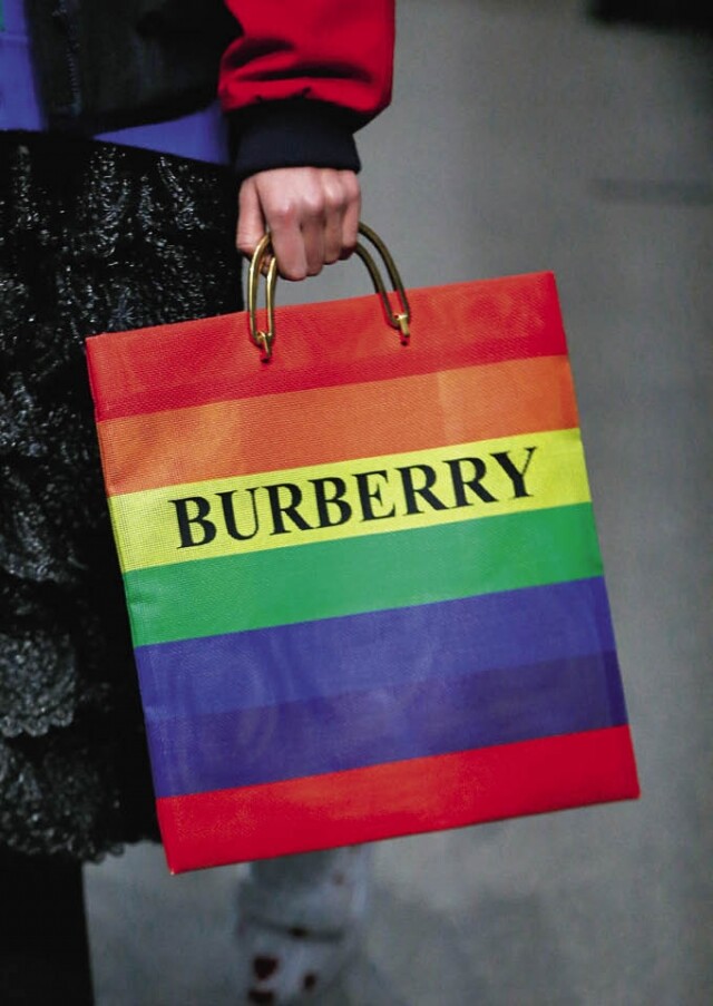 2018年 Burberry 換 logo。