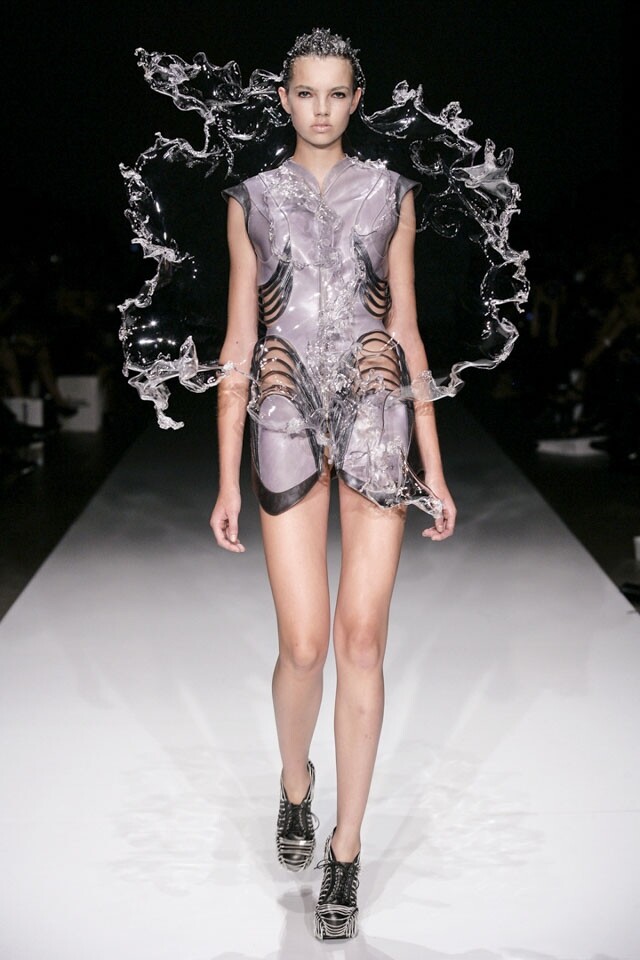 她的成名作 Crystallization Dress，那時候她第一次得到時裝界的注目