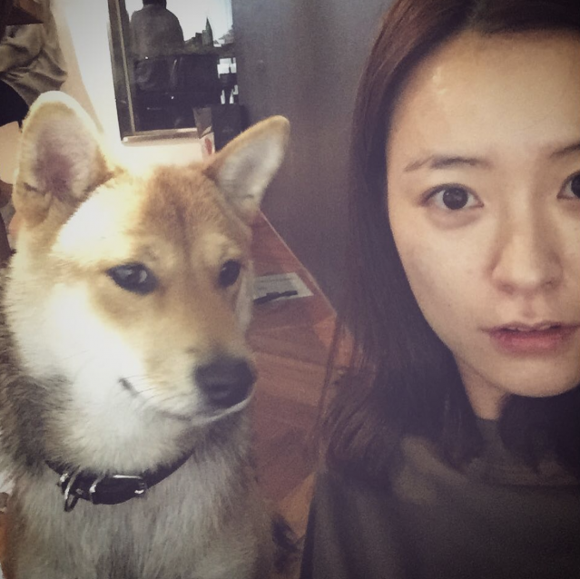 鄭裕美在 Instagram 分享與小狗的合照，亦毫不吝嗇地分享日常素顏照片