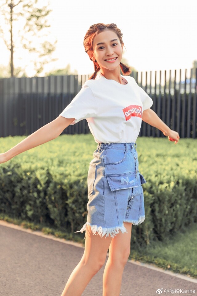 白 tee 牛仔裙這個組合簡單帶出海鈴的清新魅力 白 tee 牛仔裙這個組合簡單帶出海鈴的清新魅力