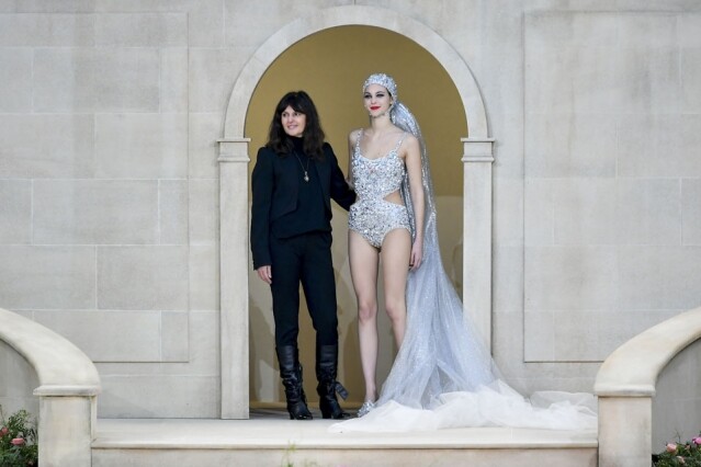 Chanel 宣布其 Fashion Creation Studio 總監 Virgine Viard 將會接任老佛爺，成為品牌新任的創作總監。