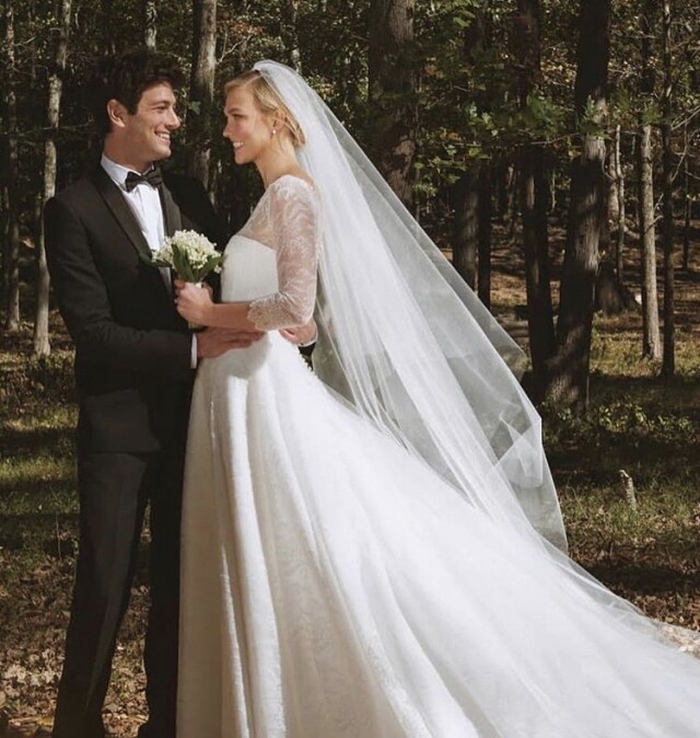 Karlie Kloss 手執價值不菲、代表幸福的鈴蘭花球，跟 Joshua Kushner 一臉甜笑， 幸福之情不言而喻！