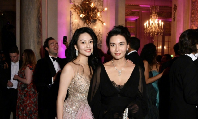 邱淑貞身穿黑色長裙出現,雍容華貴 邱淑貞身穿黑色長裙出現,雍容華貴