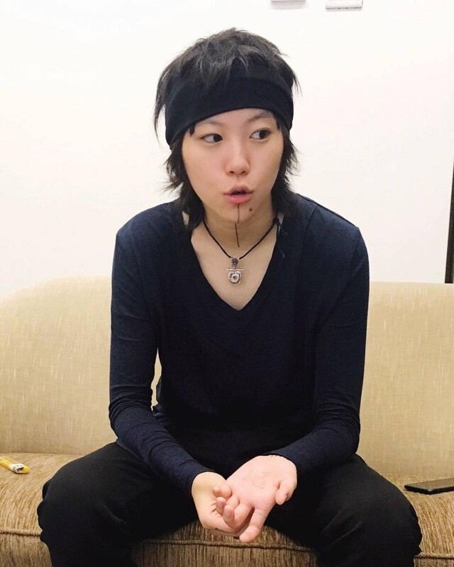 黑色頭帶也是竇靖童常用的配飾 黑色頭帶也是竇靖童常用的配飾