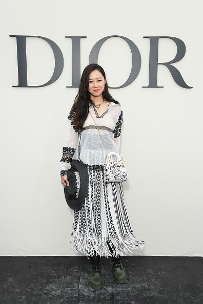 在 2019 Dior 春夏巴黎時裝展上