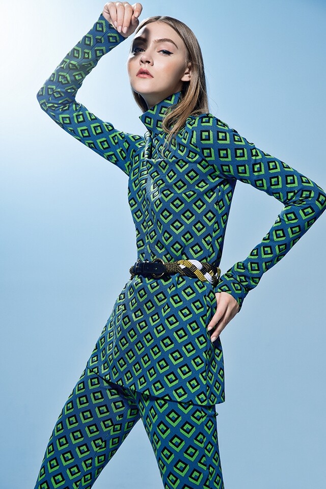 Diane von Furstenberg 幾何圖案上衣、幾何圖案長褲及腰帶