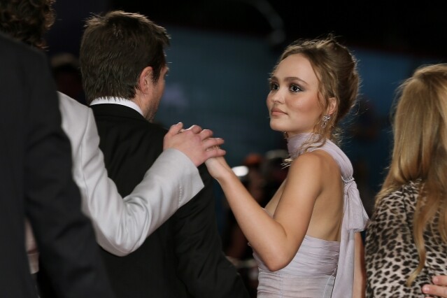 Lily-Rose Depp 與一眾《The King》演員合照期間,被攝影師拍攝到她與 Timothee Chalamet 手疊手 Lily-Rose Depp 與一眾《The King》演員合照期間,被攝影師拍攝到她與 Timothee Chalamet 手疊手