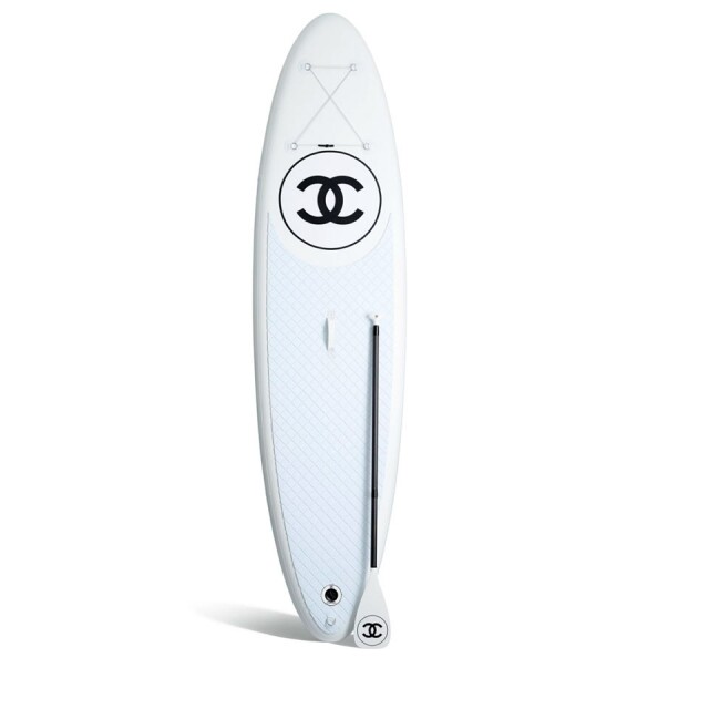 Chanel 就是全方面顧及，就連水上運動都一樣照顧到，推出了約 $70,000 的滑浪板，不懂滑浪，拿來當 props 影相都不錯。