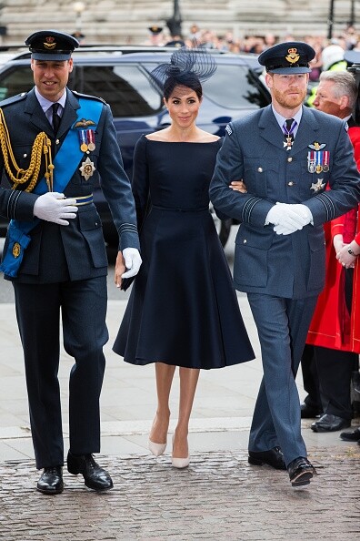Meghan Markle 出席皇家空軍紀念活動時穿上 Christian Dior 深藍色緞面船型領連身裙